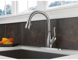 Delta Leland Brushed Nickel Kitchen Faucet, Kitchen Faucets with Pull Down Sprayer, Kitchen Sink Faucet, Faucet for Kitchen Sink with Magnetic Docking Spray Head, Arctic Stainless 9178-AR-DST