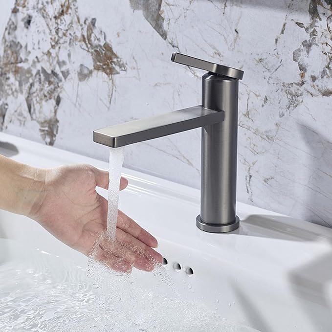 Single Hole Faucet for Bathroom Sink Brass Bathroom Faucet Single Handle Hot and Cold Chrome