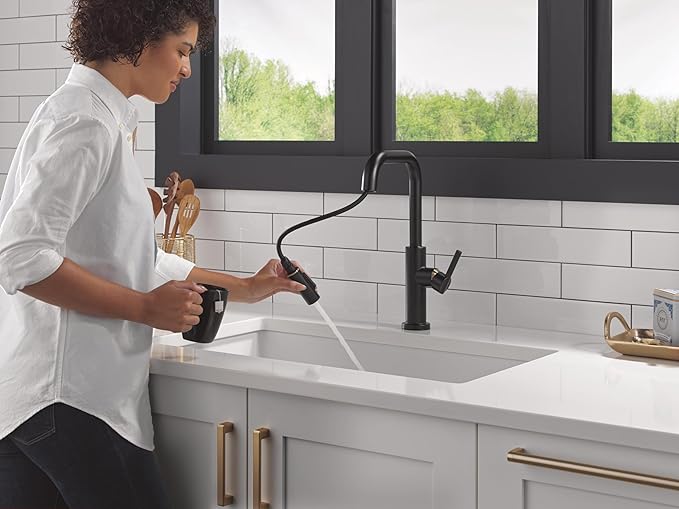 Delta Faucet Nicoli U-Spout Kitchen Faucet with Pull Down Sprayer, Black and Gold Kitchen Sink Faucet, Modern Kitchen Faucet, Single Hole Kitchen Faucet, Matte Black/Champagne Bronze 19868LF-GZ