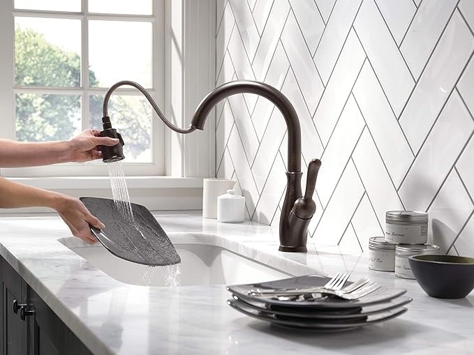 Delta Leland Oil Rubbed Bronze Kitchen Faucet with Pull Down Sprayer, Traditional Single Hole Kitchen Sink Faucet, Single Handle, Venetian Bronze 9178-RB-DST