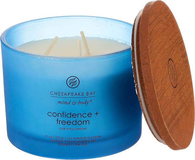 Chesapeake Bay Candle Scented Candle Confidence + Freedom (Oak Moss Amber) 3-Wick Coffee Table Jar Blue Home Décor
